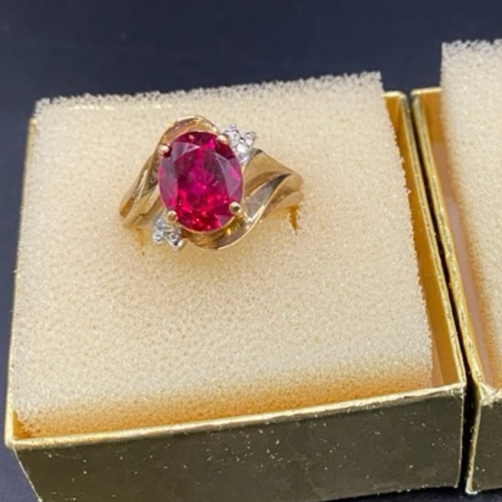 Gorgeous vintage 10k gold lab created ruby ring size 7